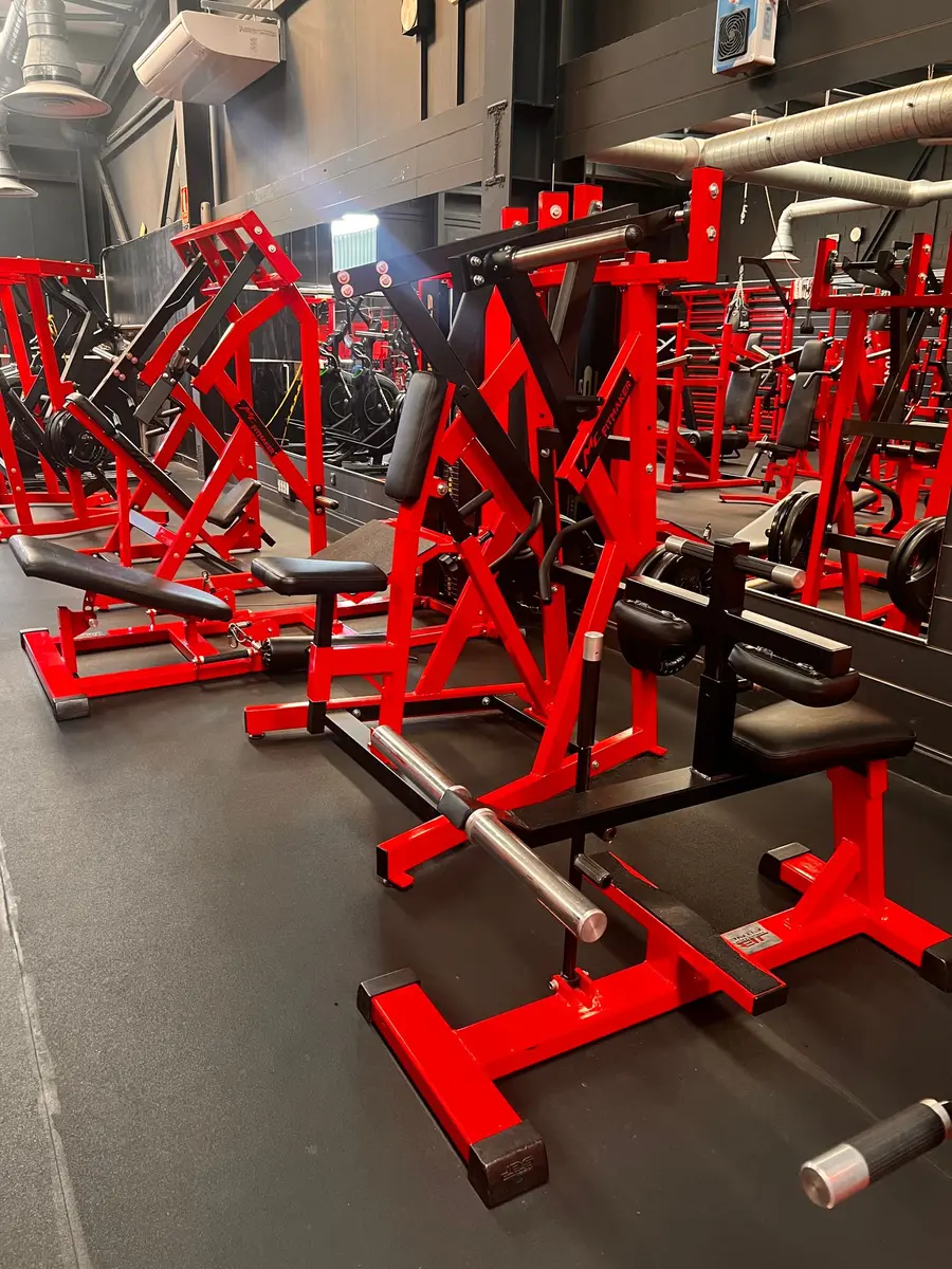 Zona de musculación y máquinas de PRO STRENGTH Irún