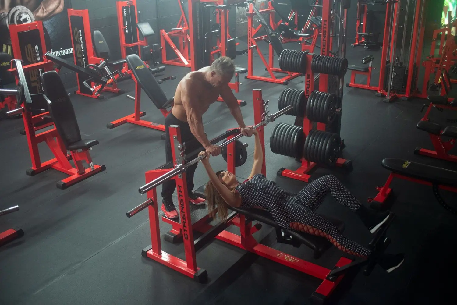 Sala de fuerza con maquinaria profesional en un gimnasio de Irún
