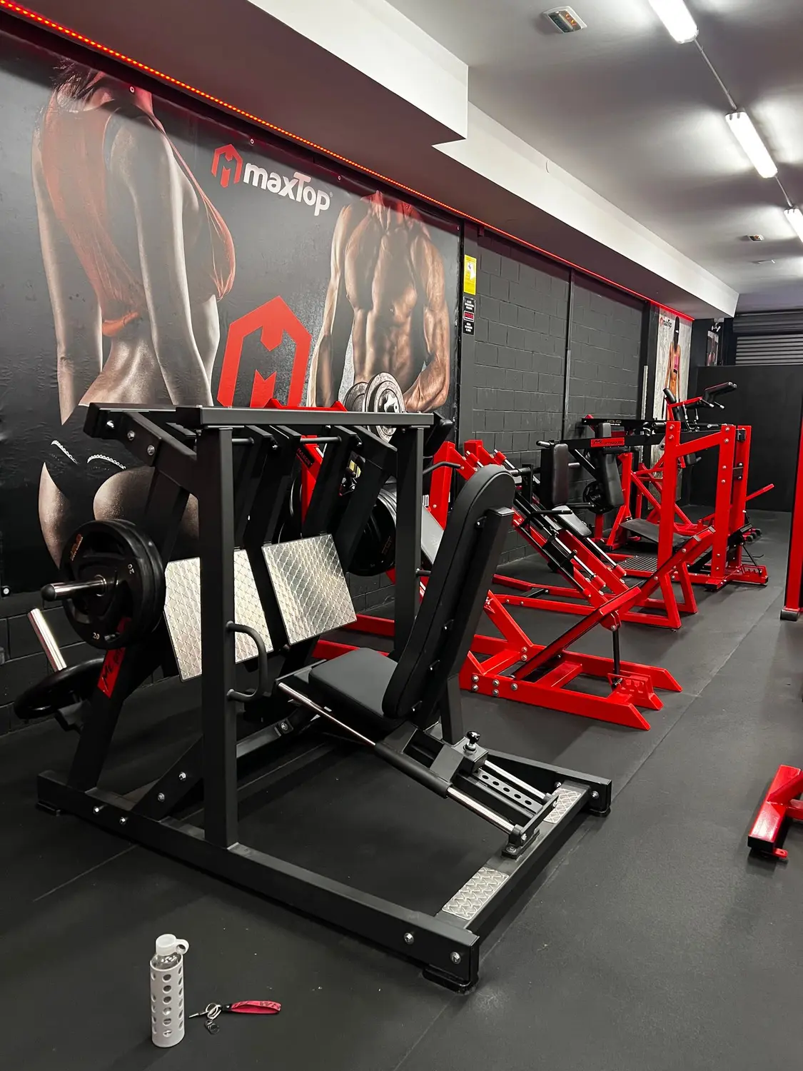Maquinaria profesional roja y negra de PRO STRENGTH Irún